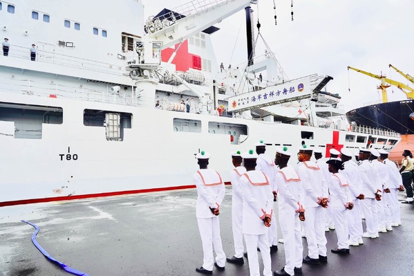 Coopération militaire et humanitaire : Le navire-hôpital chinois « JI XIANG FANG ZHOU » fait escale au Port Autonome de Dakar