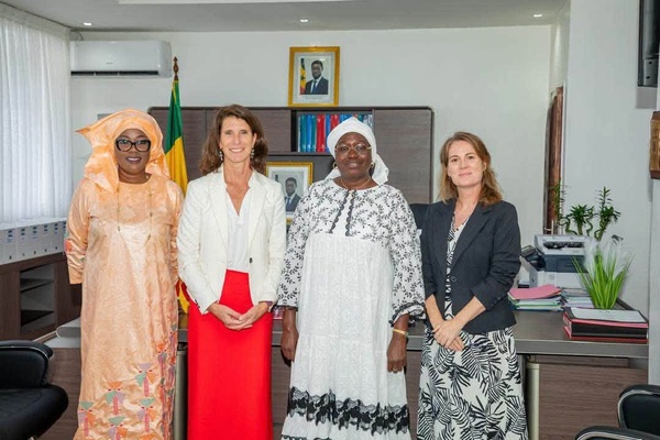 Action sociale et coopération bilatérale : Le Sénégal et les Pays-Bas s'associent pour lancer le projet « L'École des Grands-Mères » Action sociale et coopération bilatérale : Le Sénégal et les Pays-Bas s'associent pour lancer le projet « L'École des Grands-Mères »