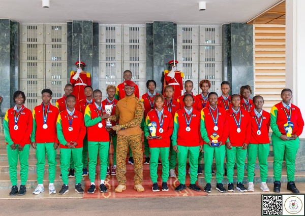 Burkina Faso : Ibrahim Traoré reçoit les Étalons U15 filles, vice-championnes d’Afrique scolaire