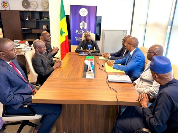 Le ministre de la Justice Moussa Sarr dote les juridictions de matériels informatiques et lance d'importants chantiers d'infrastructure Le ministre de la Justice Moussa Sarr dote les juridictions de matériels informatiques et lance d'importants chantiers d'infrastructure