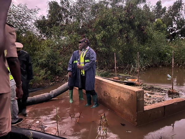 Inondations à Dakar: Cheikh Tidiane Dièye évalue les opérations de pompage sur le terrain Inondations à Dakar: Cheikh Tidiane Dièye évalue les opérations de pompage sur le terrain