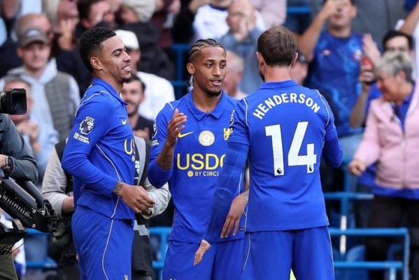 Premier League : Chelsea corrige Bournemouth 5-1 grâce aux doublés d’Henderson et de João Pedro Premier League : Chelsea corrige Bournemouth 5-1 grâce aux doublés d’Henderson et de João Pedro