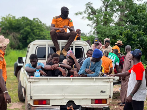 Émigration clandestine : Les services d'immigration de Gambie interceptent 19 migrants à Bakindiki Koto avec l'appui des populations locales Émigration clandestine : Les services d'immigration de Gambie interceptent 19 migrants à Bakindiki Koto avec l'appui des populations locales