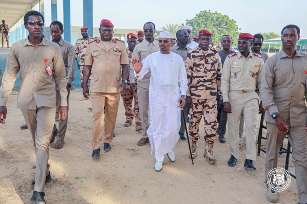 Tchad : Visite inopinée du Maréchal Mahamat Idriss Deby Itno à l’École des Enfants de Troupe Tchad : Visite inopinée du Maréchal Mahamat Idriss Deby Itno à l’École des Enfants de Troupe