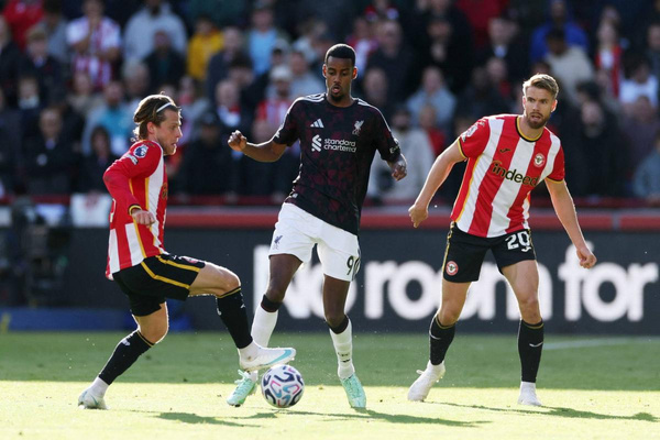 Angleterre : Isak offre la victoire à Liverpool chez Brentford réduit à neuf Angleterre : Isak offre la victoire à Liverpool chez Brentford réduit à neuf