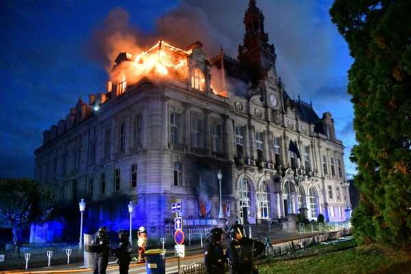 France : l’incendie de l’hôtel de ville de Limoges ravive le souvenir de Notre-Dame de Paris France : l’incendie de l’hôtel de ville de Limoges ravive le souvenir de Notre-Dame de Paris