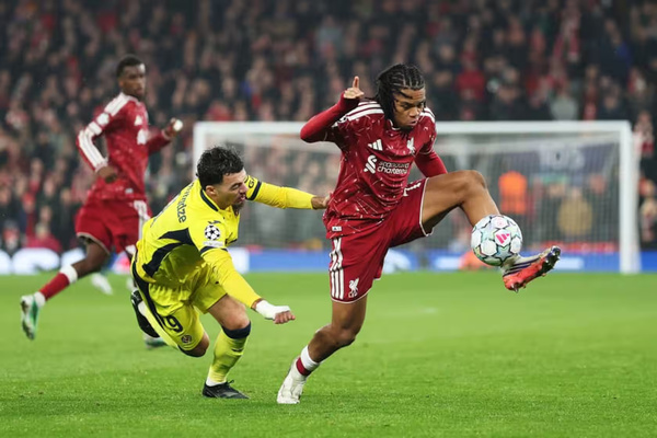 Liverpool - Villarreal : Rio Ngumoha, 18 ans, devient le plus jeune joueur des Reds à marquer ou à délivrer une passe en Ligue des champions