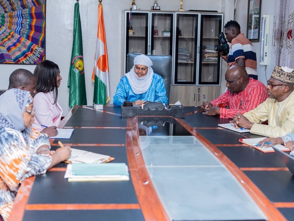 Culture et Panafricanisme : Coumba Gawlo Seck reçue par le ministre nigérien Sidi Mohamed Almahmoud pour un grand projet musical dédié à l'AES Culture et Panafricanisme : Coumba Gawlo Seck reçue par le ministre nigérien Sidi Mohamed Almahmoud pour un grand projet musical dédié à l'AES