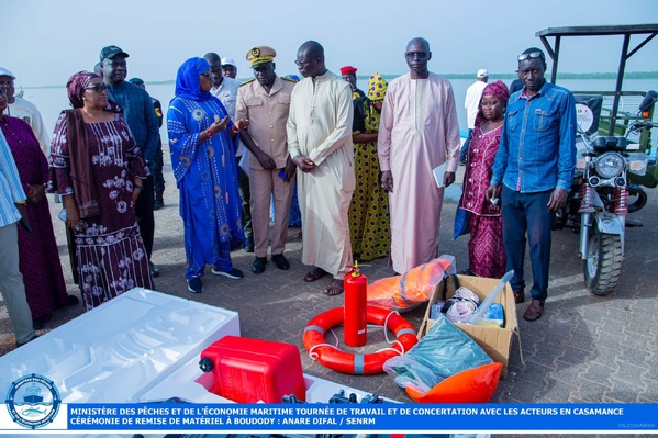 Ziguinchor / Pêche artisanale: Amy Mara Dièye remet des pirogues en fibre de verre et matériels solaires