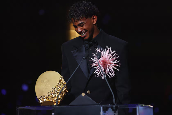 Golden Boy 2026 : Lamine Yamal sacré, mais hommage à Pau Cubarsí avant le Ballon d'Or Golden Boy 2026 : Lamine Yamal sacré, mais hommage à Pau Cubarsí avant le Ballon d'Or