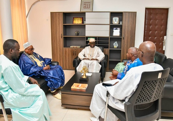 El Malick Ndiaye reçoit Serigne Cheikh Oumy Mbacké et une invitation à la 18ᵉ Journée culturelle et religieuse El Malick Ndiaye reçoit Serigne Cheikh Oumy Mbacké et une invitation à la 18ᵉ Journée culturelle et religieuse