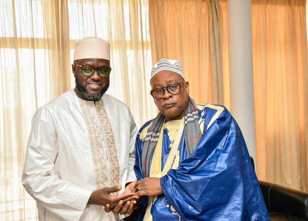 El Malick Ndiaye reçoit Serigne Cheikh Oumy Mbacké et une invitation à la 18ᵉ Journée culturelle et religieuse