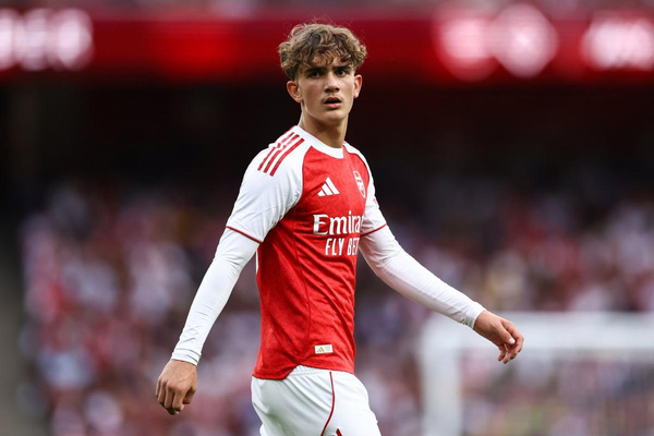 Angleterre: Max Dowman, 16 ans, suspendu trois matchs après son expulsion contre Fleetwood Angleterre: Max Dowman, 16 ans, suspendu trois matchs après son expulsion contre Fleetwood