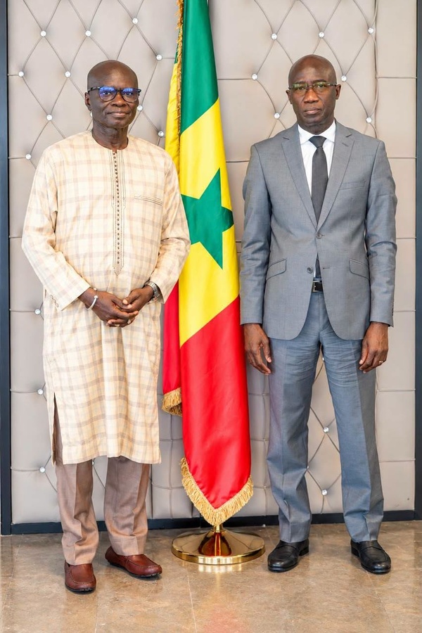 Omar Pène présente son projet d’album dédié aux Forces de défense et de sécurité au ministre de la Justice