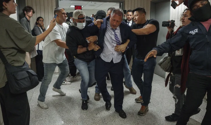 New York : Brad Lander, candidat à la mairie, menotté par la police de l'immigration en plein tribunal