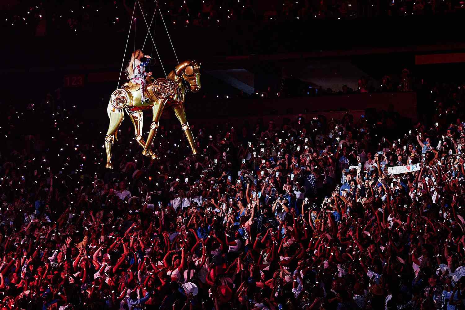 Beyoncé électrise Atlanta avec un cheval doré suspendu pendant sa tournée Cowboy Carter