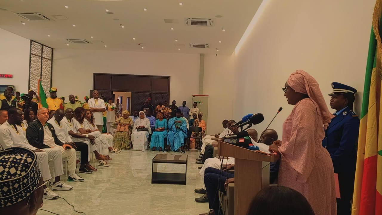 Afrobasket 2025 – Remise du Drapeau National : Le discours fort de Khady Diène Gaye aux Lionnes du Basket
