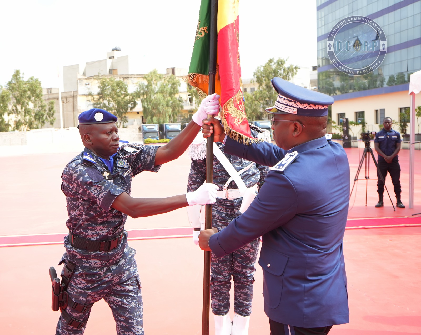 Remise du drapeau national aux contingents SENFPU 3-4 et 2-6 en partance pour la MINUSCA
