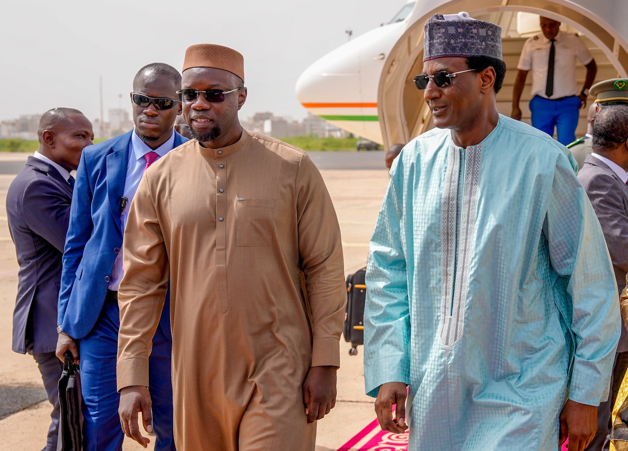 Le Premier ministre Ousmane Sonko accueille son homologue nigérien Ali Lamine Zeine à Dakar