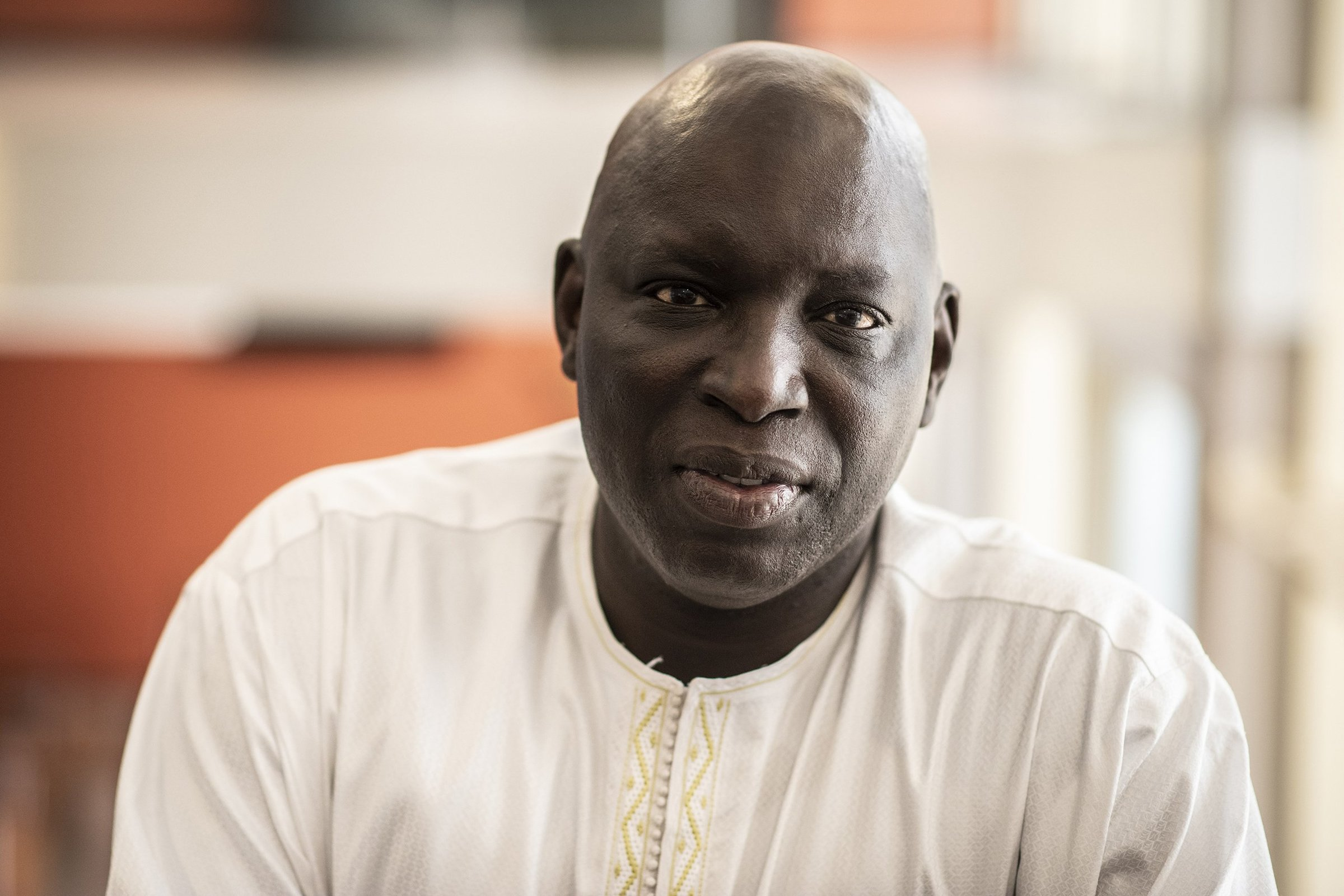 Madiambal Diagne sous contrôle judiciaire en France malgré un mandat d’arrêt émis par le Sénégal