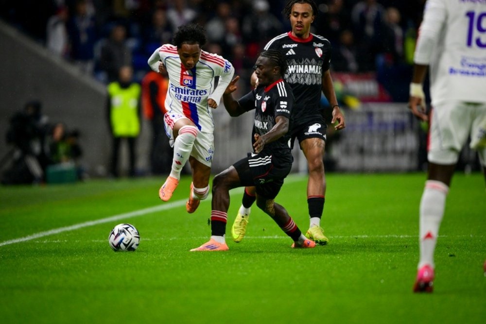 Coup dur pour Lyon: Malick Fofana absent plusieurs mois après une grave blessure à la cheville