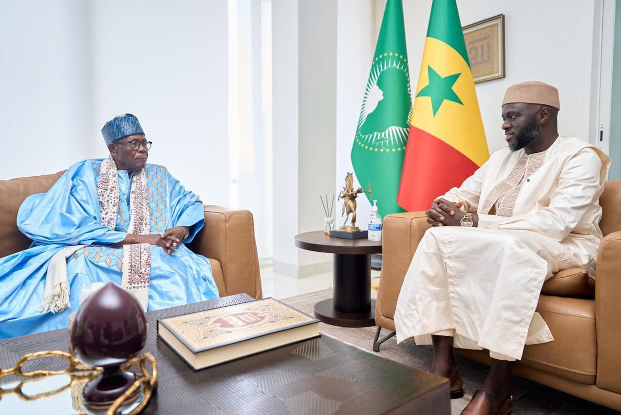 Le Président de l’Assemblée nationale reçoit le Khalife général de Léona Niassène pour un échange sur la paix nationale