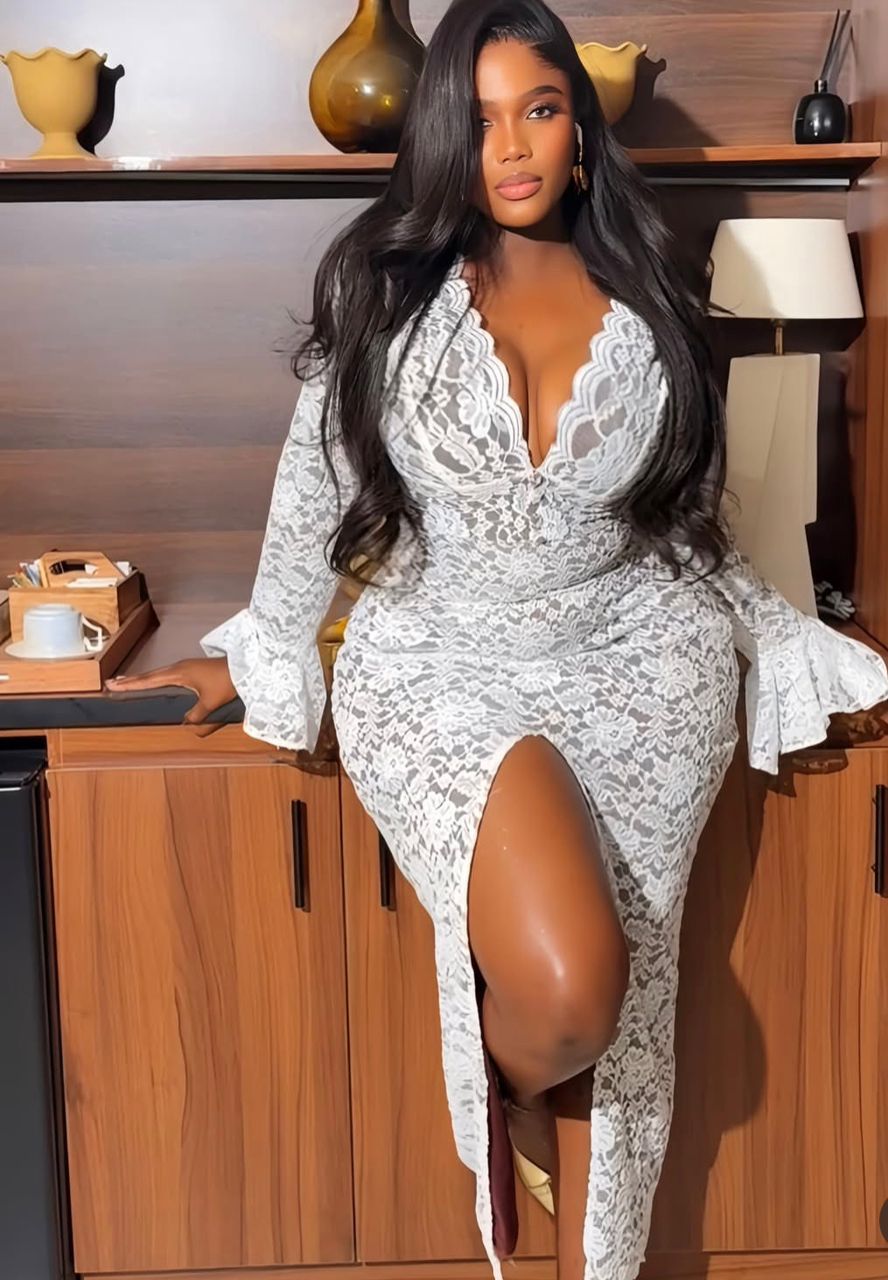 Adja Diao sublime en robe brodée fendue, une élégance qui fait sensation