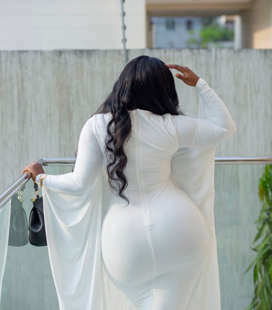 Carmen Sama en beauté : une tenue qui sublime sa silhouette irrésistible (Photos)