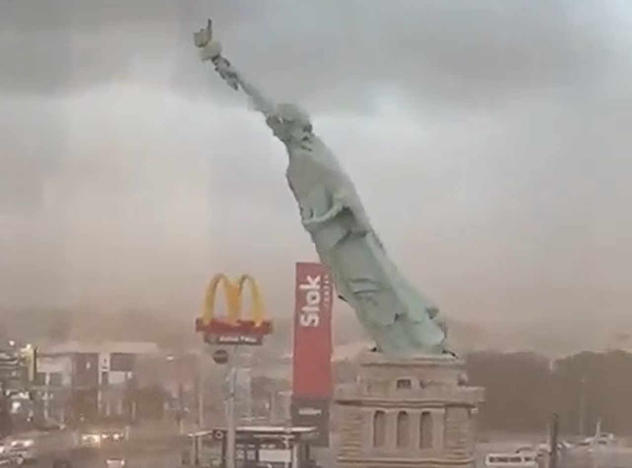 Brésil : une réplique géante de la Statue de la Liberté s’effondre lors d’une tempête