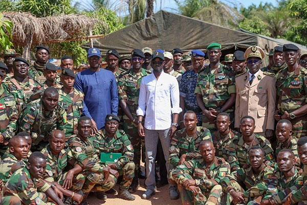 Bassirou Diomaye Faye en tenue de chasse chez Ousmane Sonko