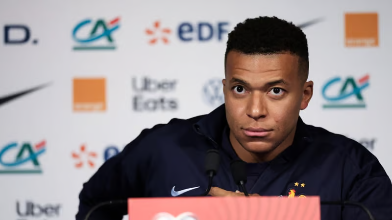 Kylian Mbappé touché à un genou et indisponible trois semaines