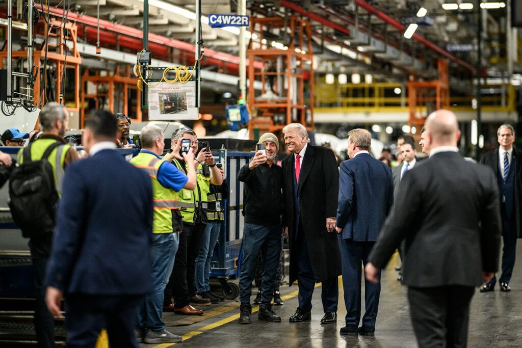 États-Unis : un ouvrier de Ford suspendu après avoir interpellé Donald Trump lors d’une visite d’usine