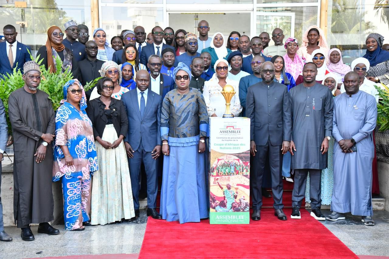 CAN 2025 : Le trophée des Lions présenté au Président de l’Assemblée nationale El Malick Ndiaye
