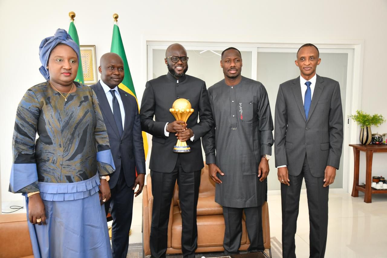 CAN 2025 : Le trophée des Lions présenté au Président de l’Assemblée nationale El Malick Ndiaye