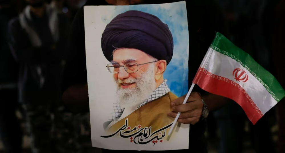 La télévision d’État iranienne a confirmé, dans la soirée de ce samedi, la mort du Guide suprême iranien, Ali Khamenei.