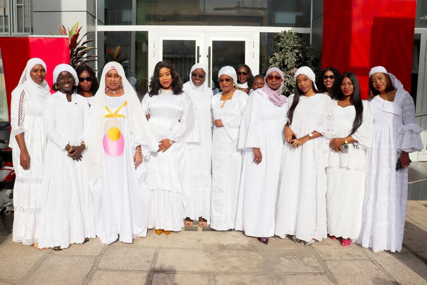 Journée Internationale des Droits de la Femme : UBA Sénégal célèbre ses collaboratrices en blanc