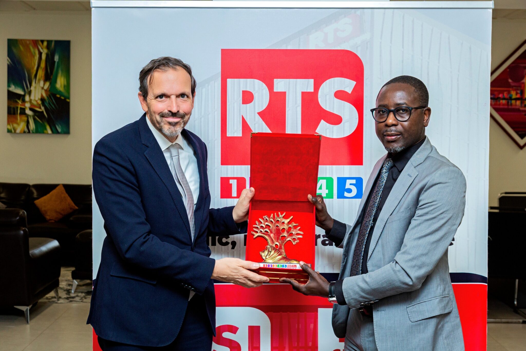 L’ambassadeur d’Allemagne en visite à la RTS pour renforcer la coopération médiatique