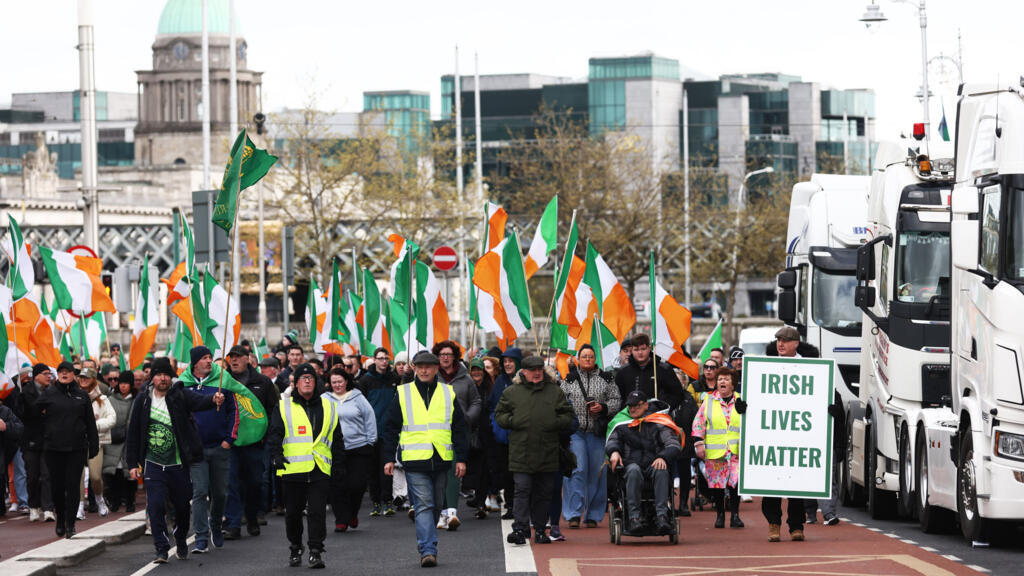 Irlande: agriculteurs et routiers paralysent Dublin en bloquant l’approvisionnement en carburant
