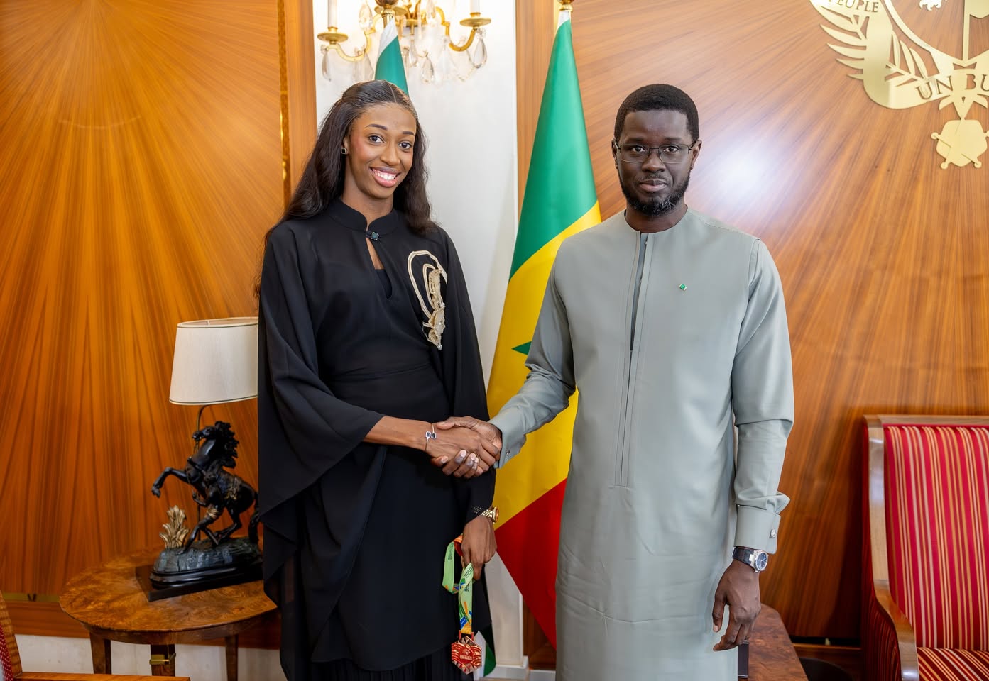 Performance : Le Président Bassirou Diomaye Faye honore la championne Saly Sarr