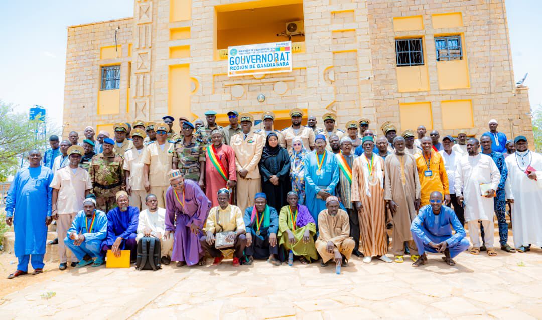 Attaque de Bandiagara : le gouvernement malien dépêche une mission de condoléances et remet une aide humanitaire aux familles endeuillées