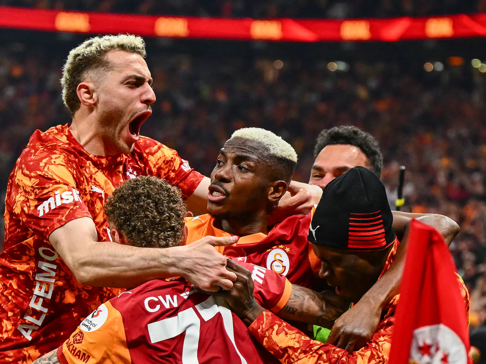 Célébration de titre complètement folle du Galatasaray SK: Sané danse, les drones dessinent un “méga-Osimhen”