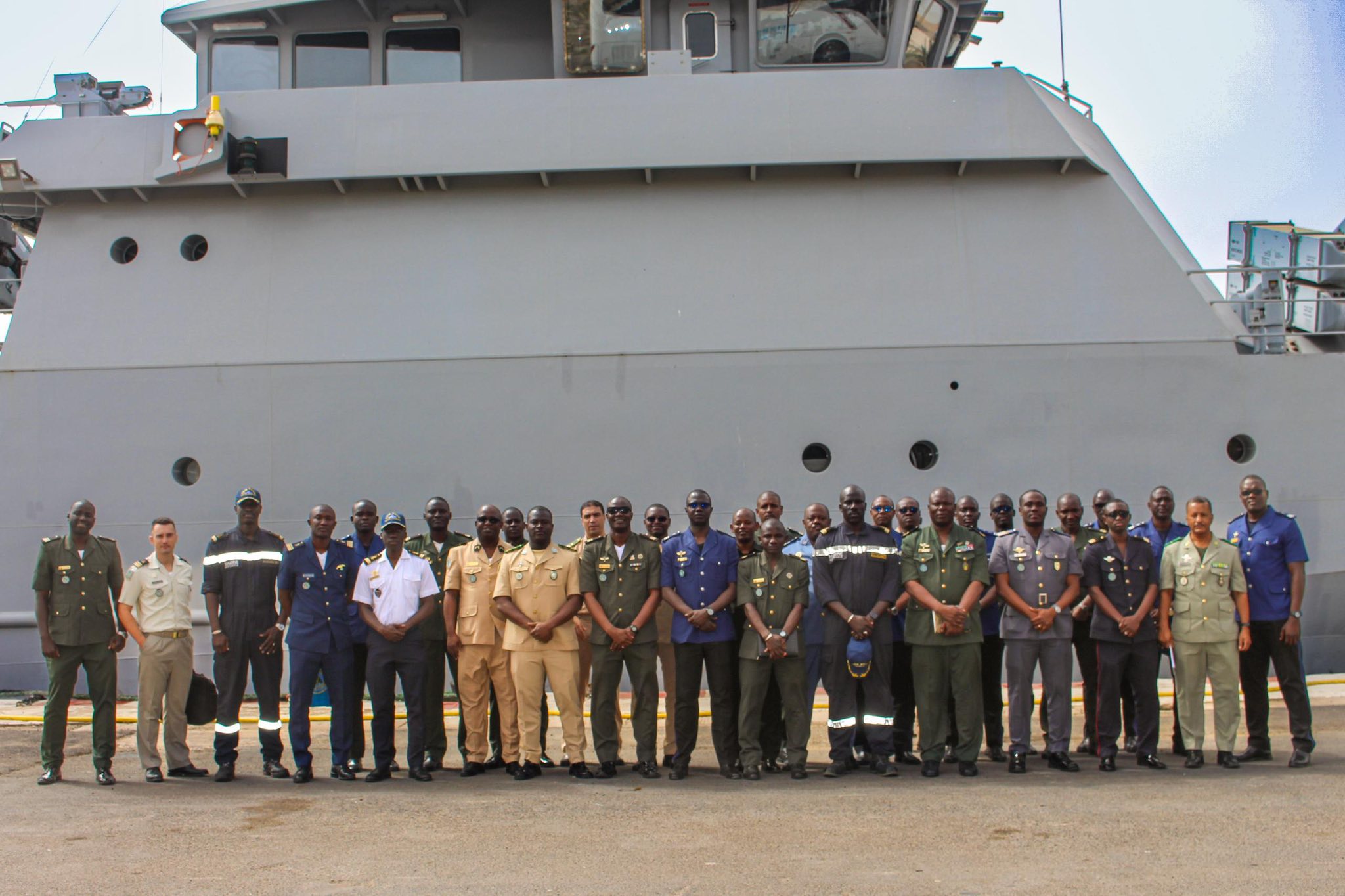 Défense: La 5e promotion de l'École supérieure de guerre en visite à la Base navale Amiral Faye Gassama