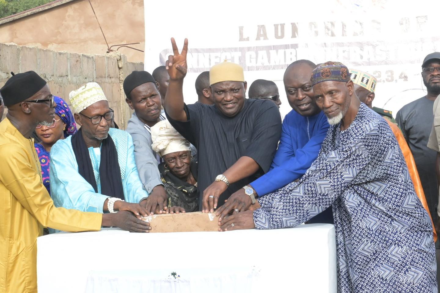Infrastructures: Le Président Adama Barrow lance un projet national de 1 500 km de routes pour transformer la Gambie