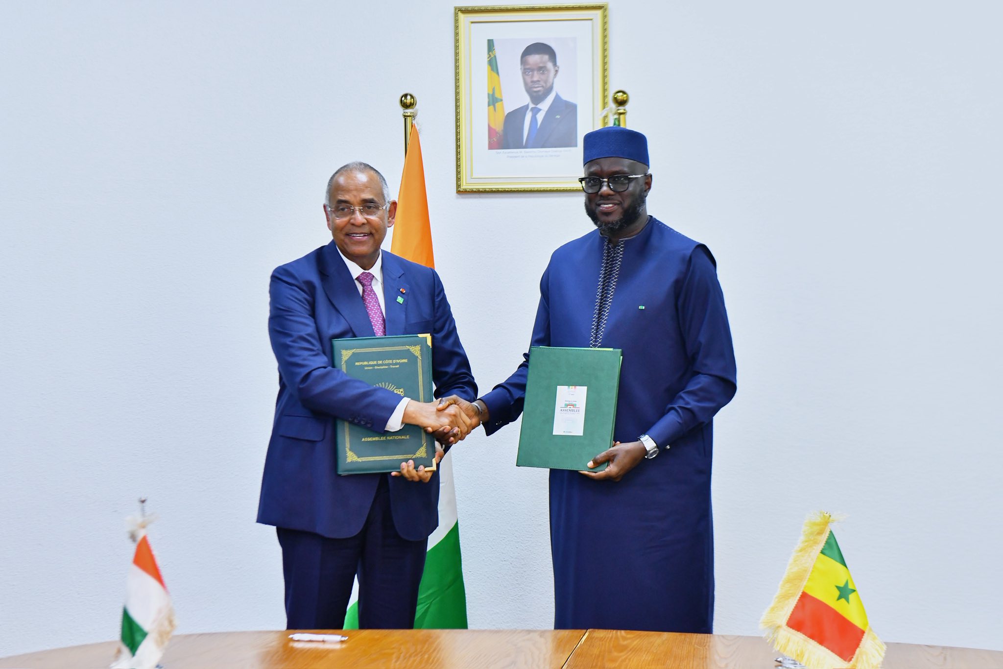 Diplomatie : À l’APF de Dakar, le Président El Malick Ndiaye signe deux mémorandums majeurs avec la Côte d’Ivoire et le Gabon