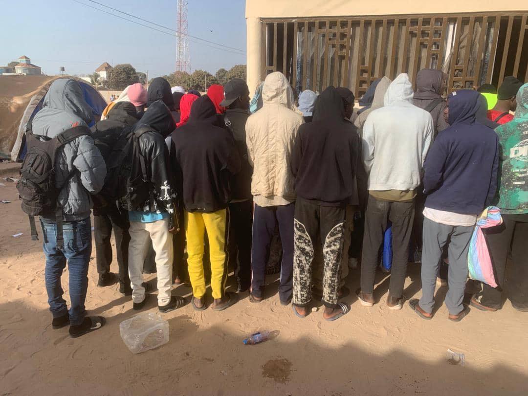 Lutte contre l'émigration clandestine : L'immigration gambienne intercepte un groupe de 88 migrants d'Afrique de l'Ouest à Old Yundum