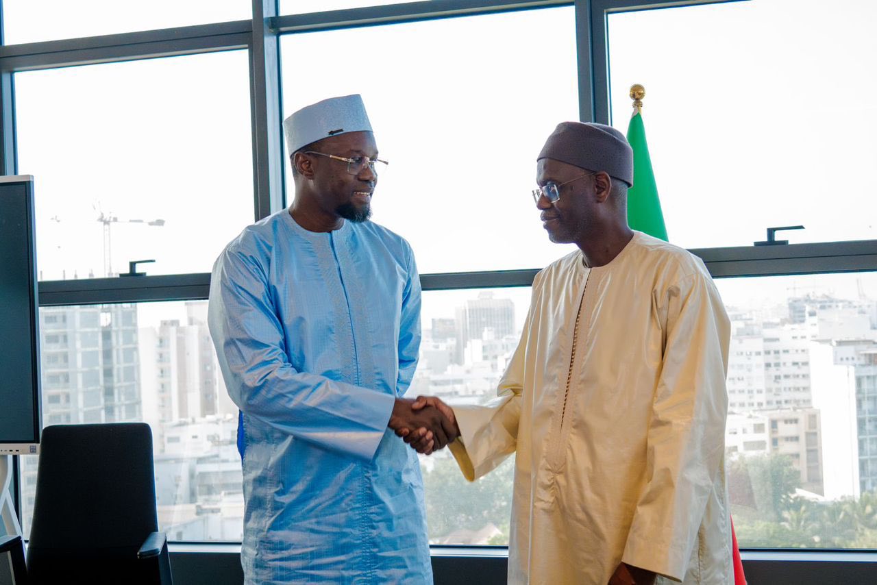 Passation de service entre le Premier ministre sortant,Ousmane SONKO et Ahmadou Al Aminou LÔ, Premier ministre entrant.