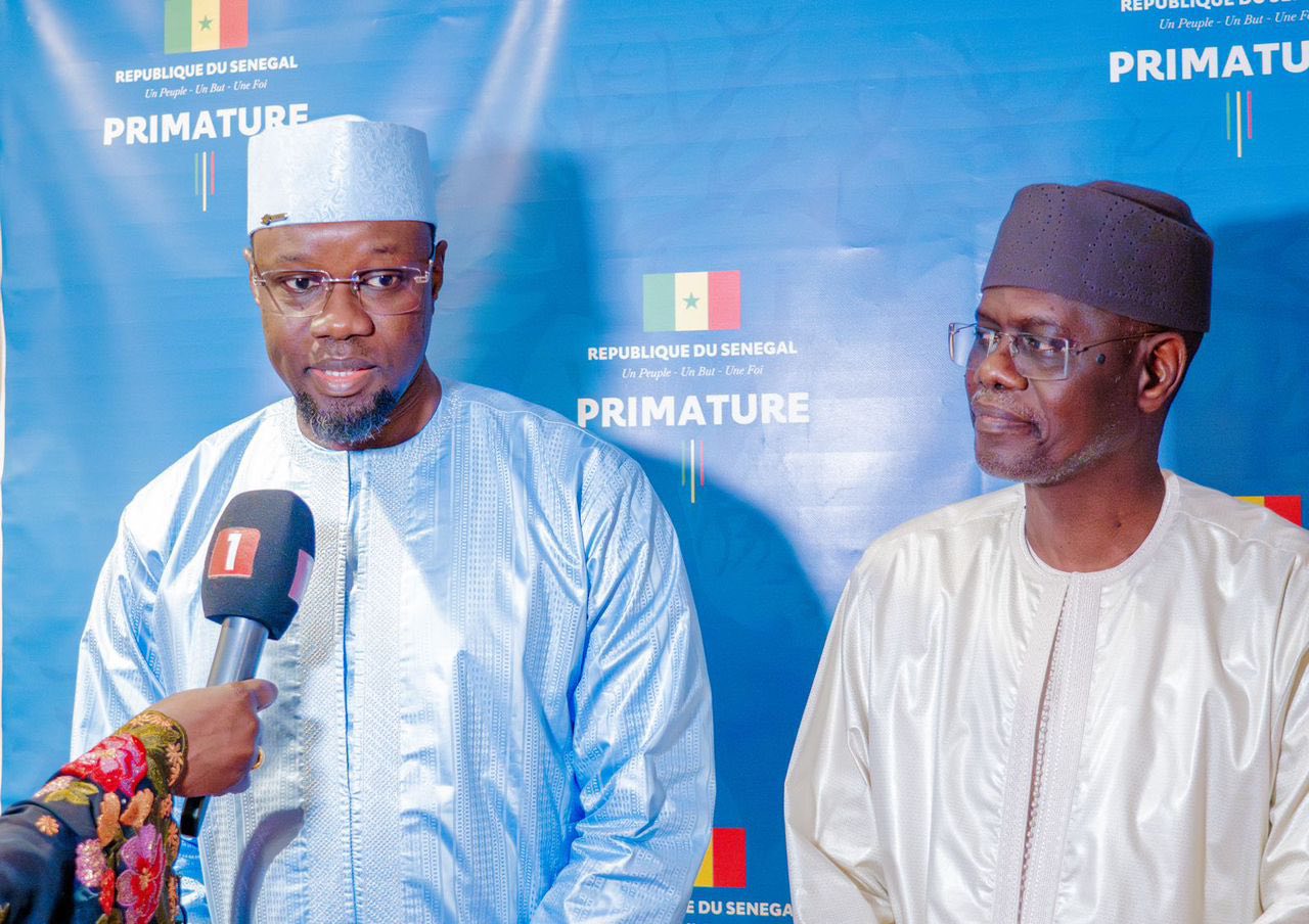 Passation de service entre le Premier ministre sortant,Ousmane SONKO et Ahmadou Al Aminou LÔ, Premier ministre entrant.