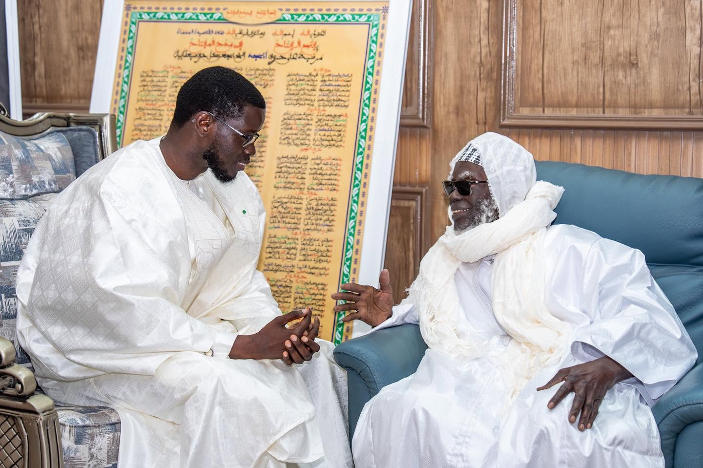 Le Président Bassirou Diomaye Faye présente les condoléances de la Nation à Touba après le décès de Serigne Cheikh Saliou Mbacké