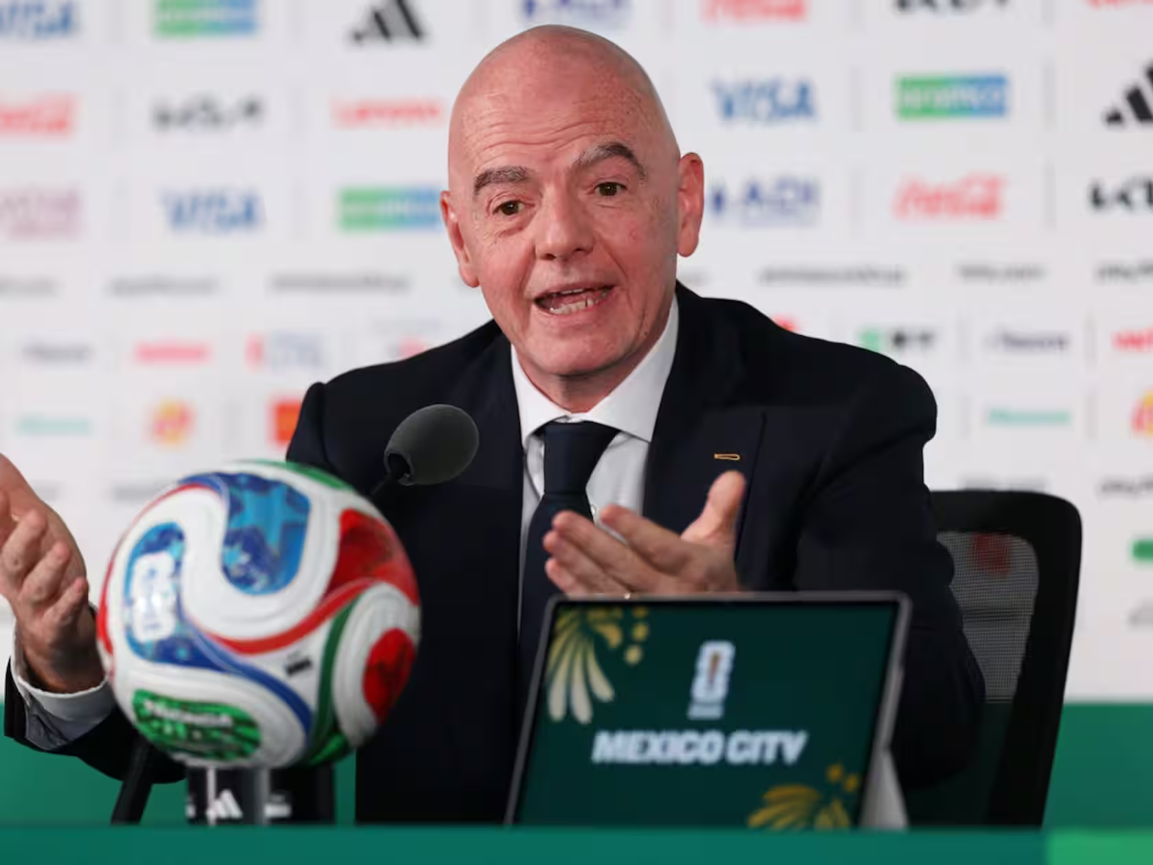 Mondial 2026 : « Relaxez-vous », lance Gianni Infantino face à l’expulsion de l’arbitre somalien et à la flambée du prix des billets