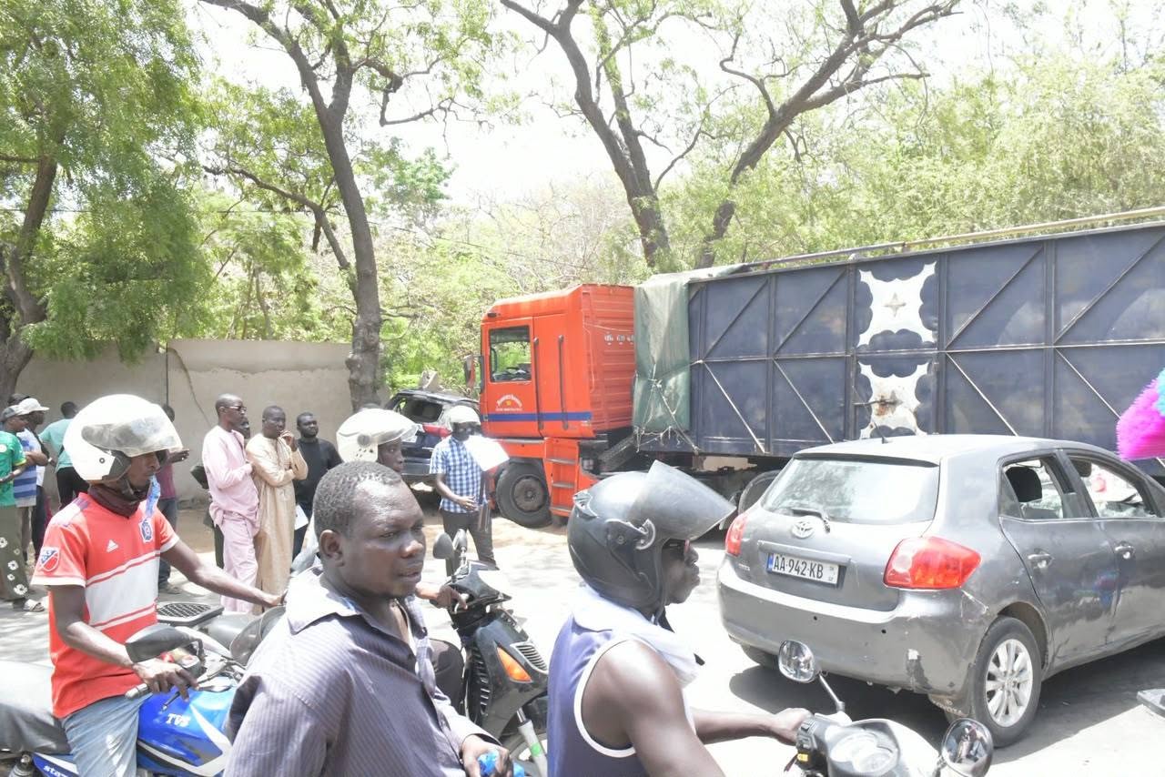 Yarakh : un camion percute le mur du parc de Hann et bloque la circulation
